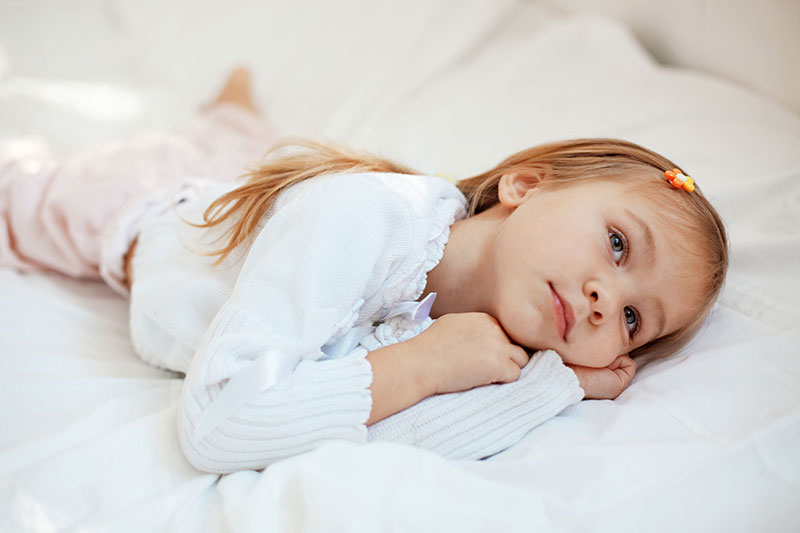Maedchen im Bett 28c29 dreamstime