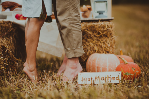 lovers feet on the field of hay 3579 433