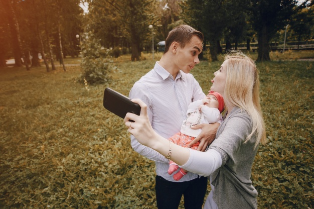 young parents taking a funny photo 1157 1029