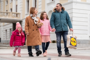 Самун хляб, кана вино и ти