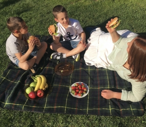 Малката жена с голямата усмивка
